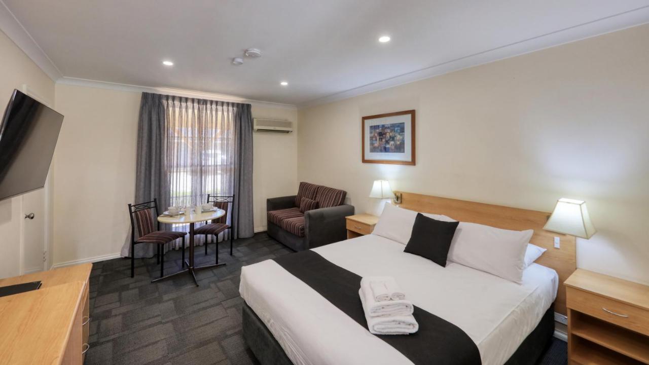 Bushman'S Motor Inn Parkes Bagian luar foto