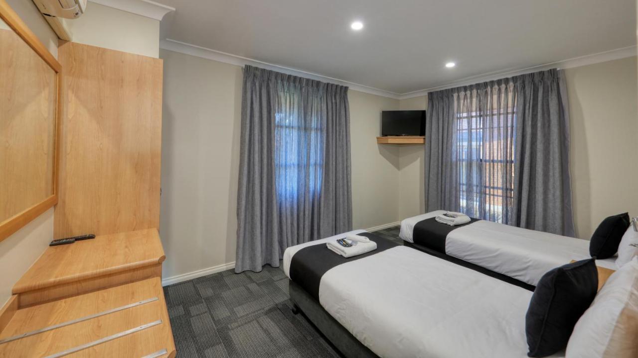 Bushman'S Motor Inn Parkes Bagian luar foto