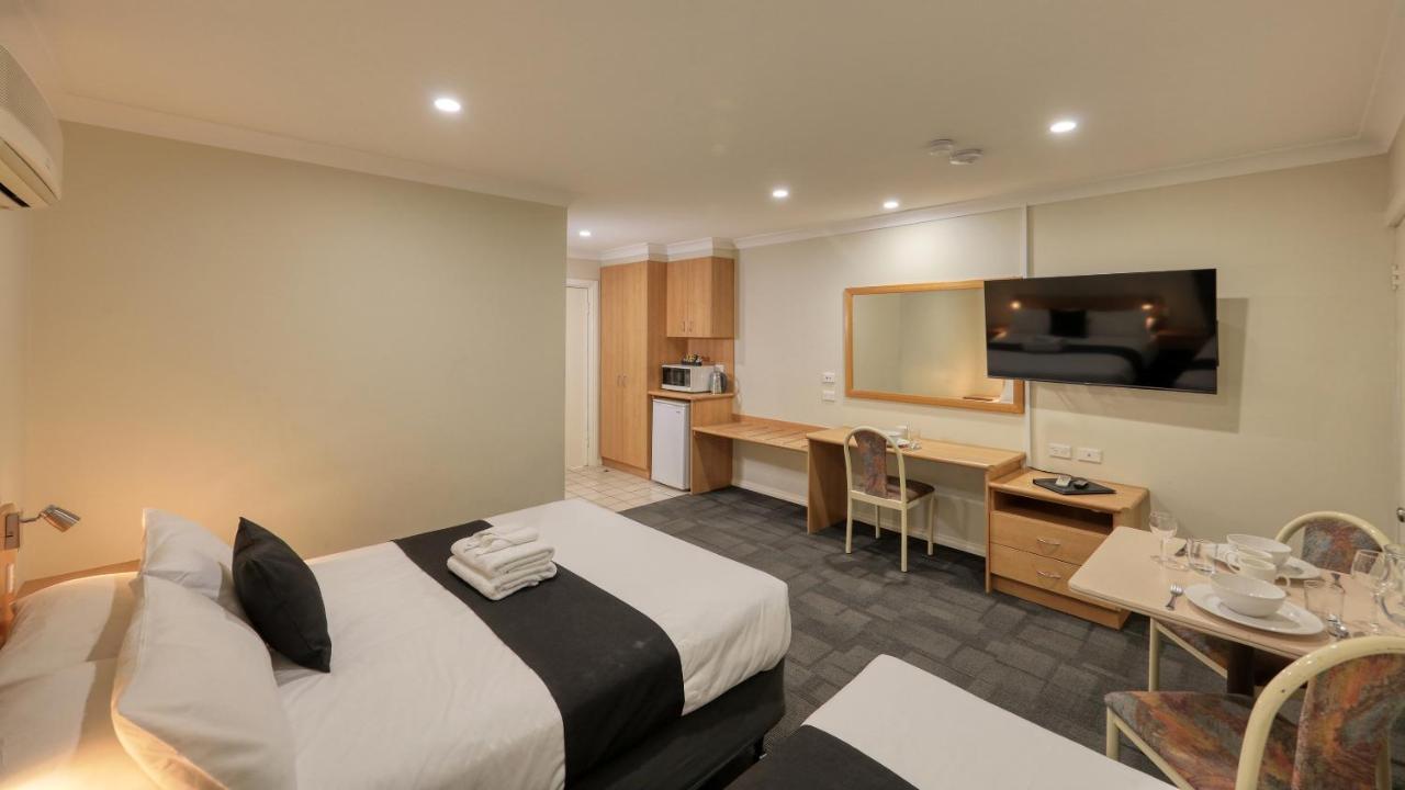 Bushman'S Motor Inn Parkes Bagian luar foto