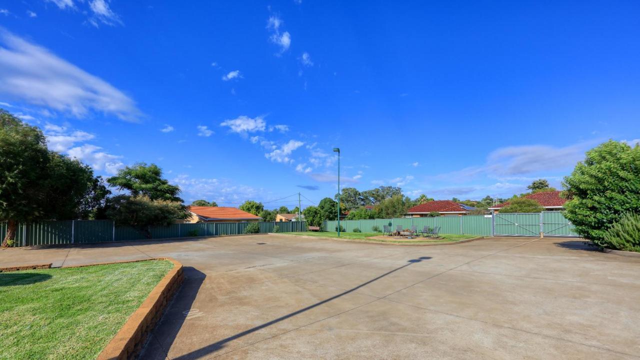 Bushman'S Motor Inn Parkes Bagian luar foto
