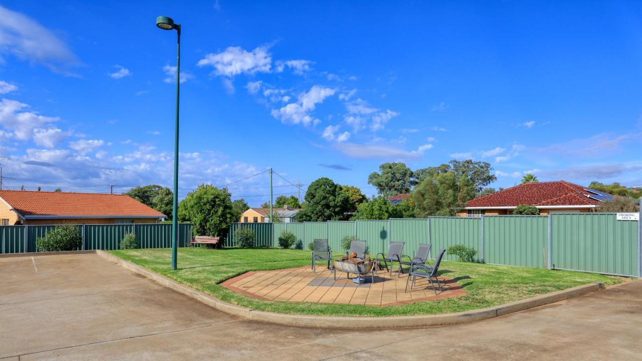 Bushman'S Motor Inn Parkes Bagian luar foto