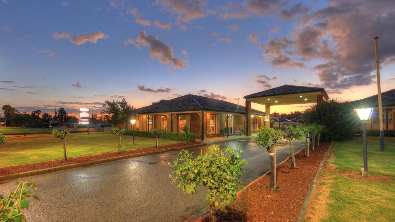 Bushman'S Motor Inn Parkes Bagian luar foto