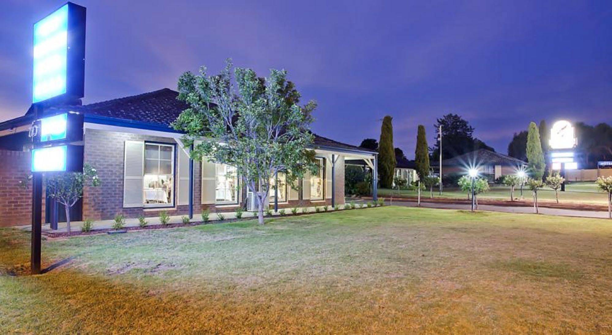 Bushman'S Motor Inn Parkes Bagian luar foto