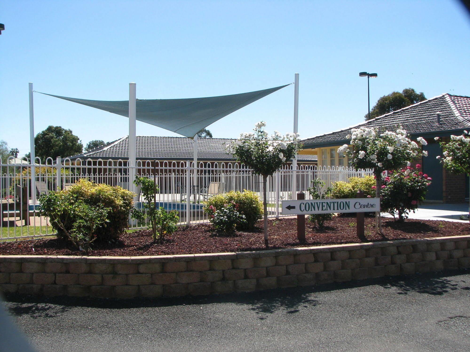 Bushman'S Motor Inn Parkes Bagian luar foto