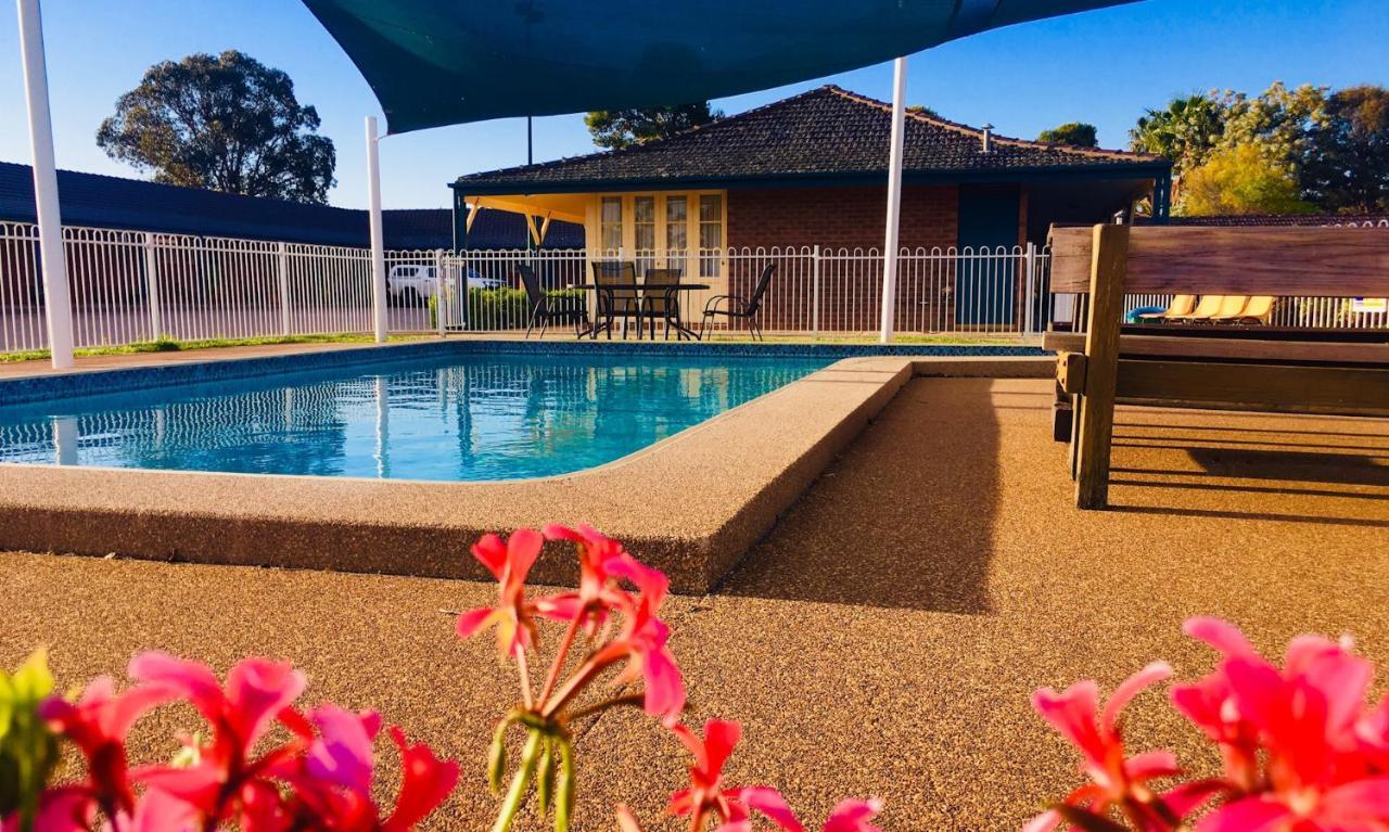 Bushman'S Motor Inn Parkes Bagian luar foto