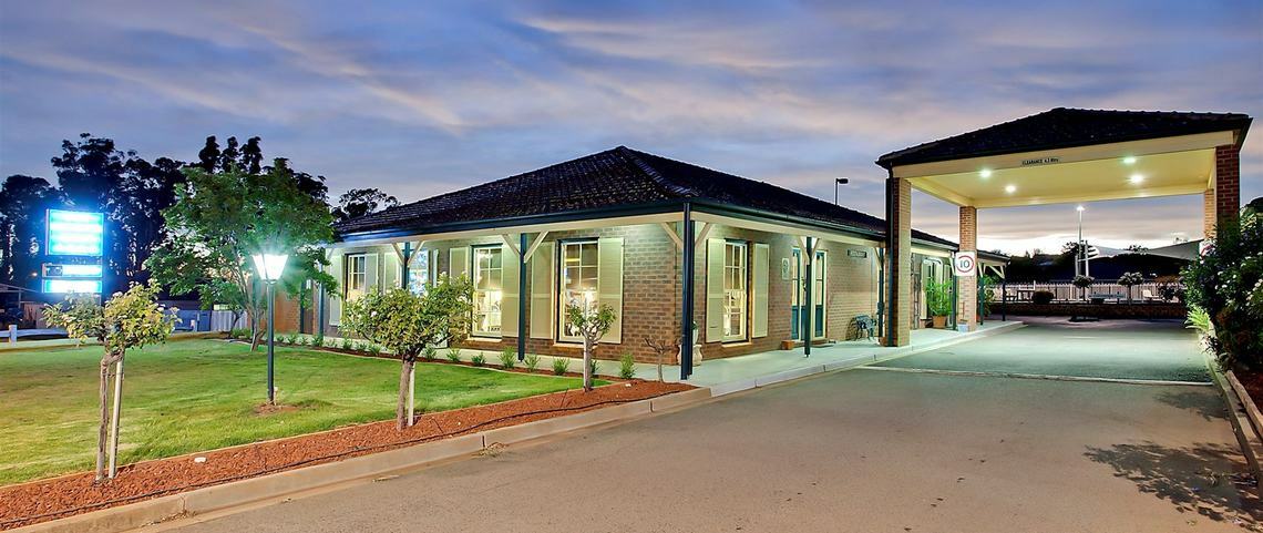 Bushman'S Motor Inn Parkes Bagian luar foto
